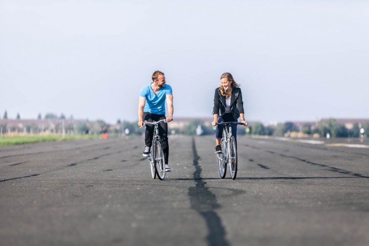 Zwei Fahrradfahrer auf dem Tempelhoferfeld